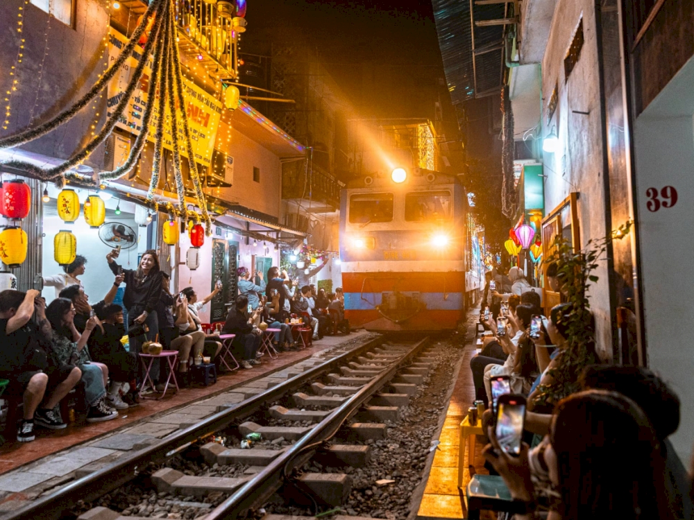 The train street nightlife (Source: Internet) 